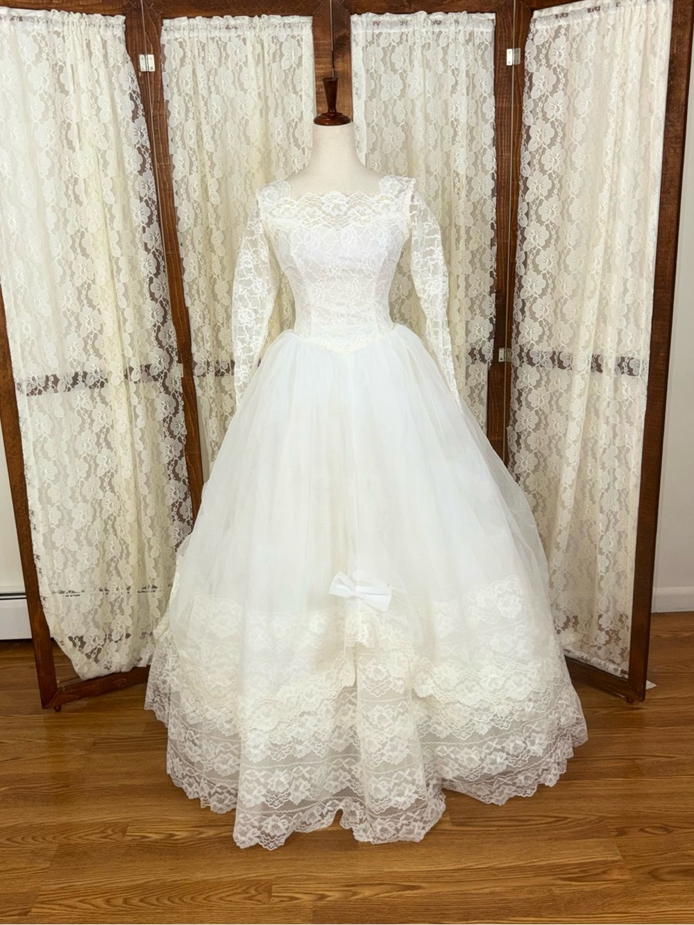Fabulous Vintage 1950s Tiered Cupcake Lace Wedding Gown